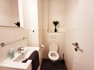 A bathroom at Donaufelder City Apartment