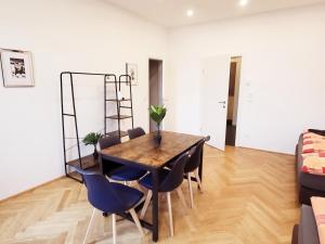 A seating area at Donaufelder City Apartment