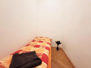 A bed or beds in a room at Donaufelder City Apartment