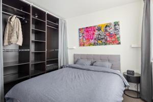 Una cama o camas en una habitación de Ernest 33