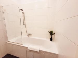 A bathroom at Donaufelder City Apartment Még 26 kép