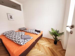 A bed or beds in a room at Donaufelder City Apartment
