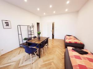 A bed or beds in a room at Donaufelder City Apartment
