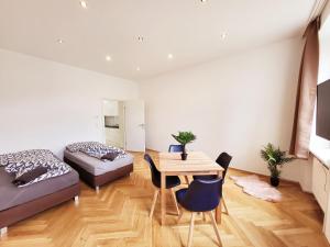 Sala de estar con cama y mesa en Donaufelder City Apartment en Viena