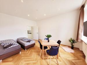 A seating area at Donaufelder City Apartment
