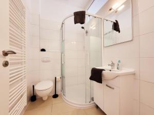 A bathroom at Donaufelder City Apartment