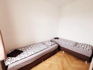 A bed or beds in a room at Donaufelder City Apartment