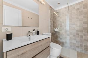 Un baño con lavabo blanco y inodoro. en Home2Book Charming Apartment Teguise, Terrace, en Teguise 20 fotos más