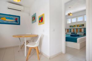 ein kleines Esszimmer mit einem Tisch und einem Bett in der Unterkunft Beach Apartment Corralejo Escape in Corralejo + 4 Fotos