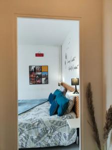 sypialnia z łóżkiem i stołem z lampką w obiekcie LE GARDEN CENTRAL STUDIO w mieście Dinan