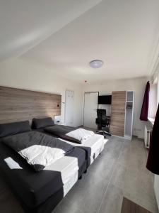 1 dormitorio con 2 camas y escritorio en MK Hostel Oyten en Oyten