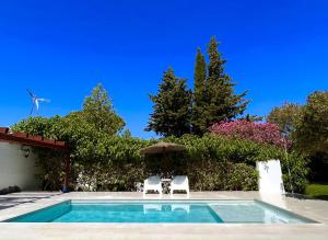 Bazén v ubytování La Casita de Los Alambiques nebo v jeho okolí