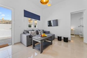 una sala de estar con un sofá y una mesa en Home2Book Charming Apartment Teguise, Terrace, en Teguise