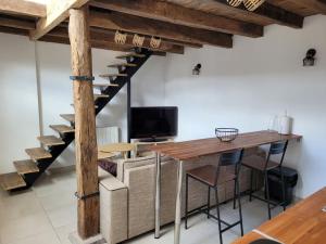 - un salon avec une table et un escalier en colimaçon dans l'établissement Gîte La Toue, à Saint-Dyé-sur-Loire