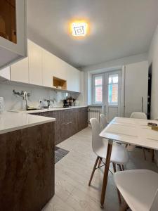 - une cuisine avec une table, des chaises et un évier dans l'établissement Newly renovated rental unit with free parking, à Oulan-Bator