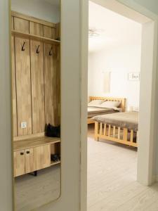 - une chambre avec un lit et un miroir dans l'établissement Newly renovated rental unit with free parking, à Oulan-Bator