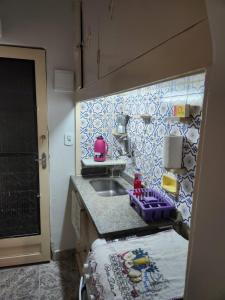 a small kitchen with a sink and a counter top at Conjugado bem localizado em Copacabana in Rio de Janeiro