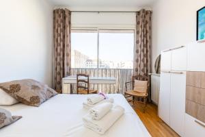 马赛La Belle Vue - 65m2 au dernier étage avec ascenseur的一间卧室，床上有一张带毛巾的床