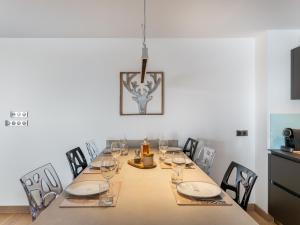 jadalnia ze stołem z krzesłami i stołem w obiekcie Appartement de Standing à Megève, 5 Min des Pistes, Sauna, Hammam, Parking, Animaux Acceptés - FR-1-569-52 w mieście Megève