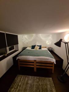 a bedroom with a large bed with lights on the ceiling at Schickes Bielefeld Zentrum Appartement in Bielefeld