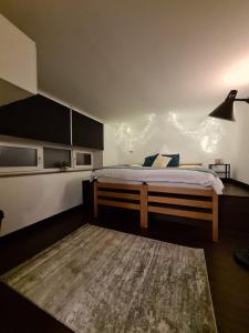 - une chambre avec un grand lit et des lumières sur le mur dans l'établissement Schickes Bielefeld Zentrum Appartement, à Bielefeld