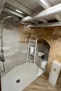 bagno con doccia con scala interna di Alle Grotte a Matera