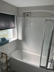 A bathroom at Spacious 1 bed in Primrose Hill