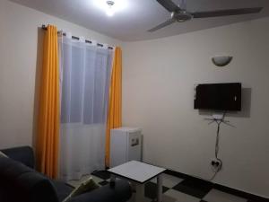 TV a/nebo společenská místnost v ubytování Joy's 1bedroom Apartment Mtwapa + 6 fotografií