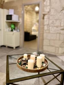 un vassoio di candele su un tavolo di vetro di Alle Grotte a Matera