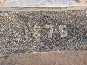 una losa de piedra con el número en ella en B&B Bernini, en Finale Ligure