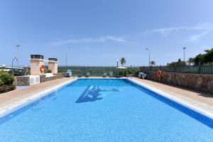 una grande piscina con acqua blu di Chalet Santa Ana 25 by VillaGranCanaria a Playa del Ingles
