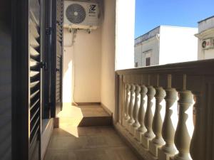 un pasillo de un edificio con barandilla para escaleras en Glem beauty, en Copertino
