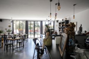 - une salle à manger avec des tables, des chaises et des fenêtres dans l'établissement D'OR Les Anges, aux Angles (Gard)