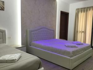 1 dormitorio con 1 cama de color púrpura en una habitación en Glem beauty, en Copertino