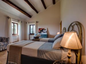 sypialnia z 2 łóżkami i lampką w obiekcie La Guest House della Tenuta di Tavignano w mieście Cervidone