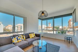 salon z kanapą i dużymi oknami w obiekcie LXR Vistahermossa 3BDR. Apt Next to sea w mieście Fuengirola