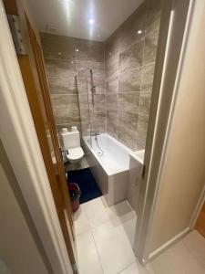 2 Bedroom Apartment,Chester Road N17 في لندن: حمام مع حوض ومرحاض ومغسلة