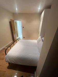 una piccola camera con un letto bianco di 2 Bedroom Apartment,Chester Road N17 a Londra