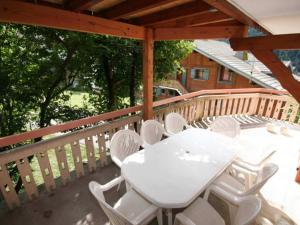 una mesa blanca y sillas en una terraza de madera en Comfortable Holiday Home in Chatel with Roof Terrace, en Châtel