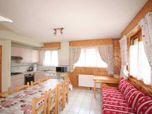 cocina y comedor con mesa y sillas en Comfortable Holiday Home in Chatel with Roof Terrace, en Châtel