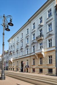 duży budynek na ulicy z latarnią uliczną w obiekcie Modern Apartments Piłsudskiego Street w Krakowie