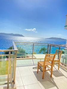 een balkon met 2 stoelen en uitzicht op de oceaan bij Narr Hotel in Kas