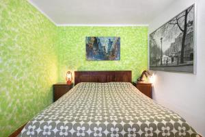 San Colombano CertenoliにあるLa Fermenteriaの緑の壁のベッドルーム1室(ベッド1台付)