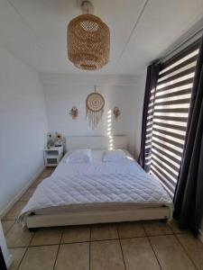 - une chambre avec un lit dans une pièce dotée de fenêtres dans l'établissement La parenthèse, à Marche-en-Famenne