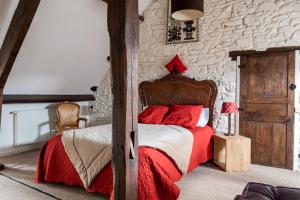 - une chambre avec un lit et des oreillers rouges dans l'établissement Atipyk'ododo, à Saint-James