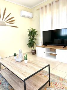 Televízia a/alebo spoločenská miestnosť v ubytovaní Bohem Apartment near Athens Airport