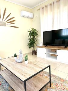 Μια τηλεόραση ή/και κέντρο ψυχαγωγίας στο Bohem Apartment near Athens Airport