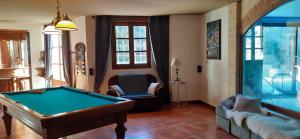 LA LAUZERAIE في لا بوربول: غرفة معيشة مع طاولة بلياردو وأريكة