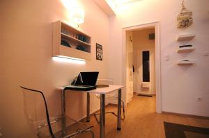Televízia a/alebo spoločenská miestnosť v ubytovaní Liszt Studio Holiday Home