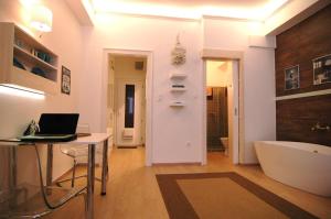 Televízia a/alebo spoločenská miestnosť v ubytovaní Liszt Studio Holiday Home